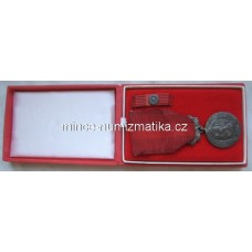 Medaile AR - Medaile ČSSR za zásluhy o obranu vlasti AG v původní etui s miniaturou